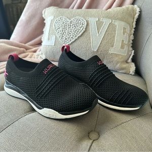 Like new condition Kuru women’s size 6.5 tennis shoes.